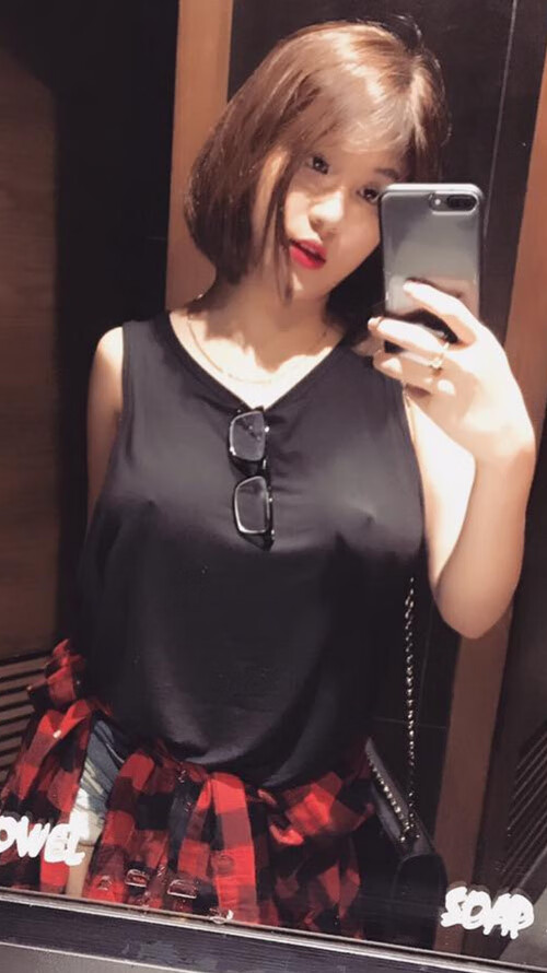 “简阳文体中心：羽毛球赛场上演世界级选手的快速激战”